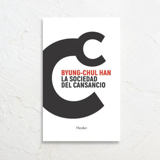 Portada del libro La Sociedad del Cansancio con las letras en color negro y naranja sobre un fondo blanco. Real Fábrica