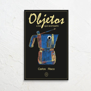 Portada del libro Objetos a los que Acompaño con ilustración de una cafetera de colores y letras en amarillo sobre un fondo negro. Real Fábrica
