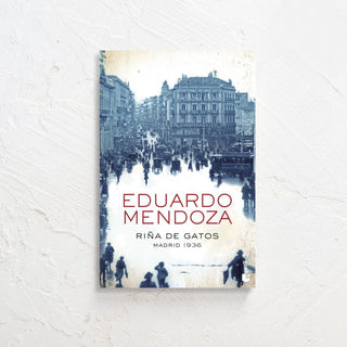 Libro Riña de Gatos. Eduardo Mendoza. Portada fotografía antigua Puerta del Sol. Real Fábrica.