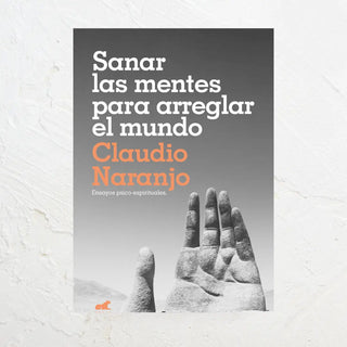 Portada libro sanar las mentes para arreglar el mundo. Fotografía en blanco y negro de escultura de una mano. 