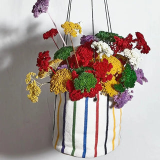 Macetero colgante rayas canario con flores rojas, amarillas y verdes en su interior Real Fábrica.