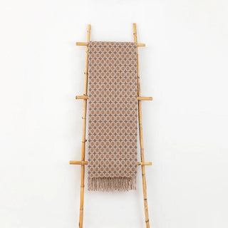 Esta manta riojana de mezcla de mohair y lana ha sido confeccionada artesanalmente, con un diseño de círculos. Equilibrio perfecto entre suavidad y resistencia térmica. Real Fábrica.