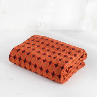 La manta riojana, elaborada a mano con una mezcla de mohair y lana, destaca por su intrincado diseño de círculos, lo que demuestra un trabajo minucioso en cada detalle y una textura suave que proporciona calidez sin exceso de peso. Real Fábrica.
