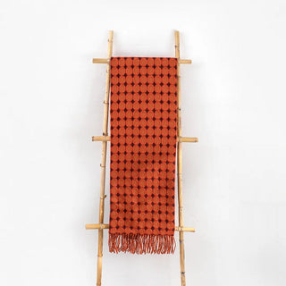 Esta manta riojana de mezcla de mohair y lana ha sido confeccionada artesanalmente, con un diseño de círculos. Equilibrio perfecto entre suavidad y resistencia térmica. Real Fábrica.