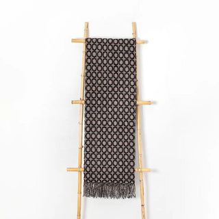 Esta manta riojana de mezcla de mohair y lana ha sido confeccionada artesanalmente, con un diseño de círculos. Equilibrio perfecto entre suavidad y resistencia térmica. Real Fábrica.