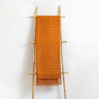 Esta manta riojana de mezcla de mohair y lana ha sido confeccionada artesanalmente, con un diseño de círculos. Equilibrio perfecto entre suavidad y resistencia térmica. Real Fábrica.