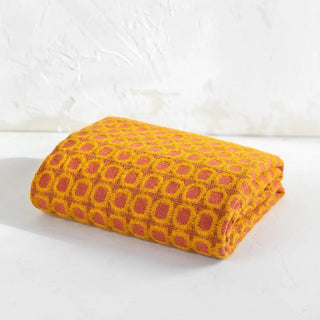 La manta riojana, elaborada a mano con una mezcla de mohair y lana, destaca por su intrincado diseño de círculos, lo que demuestra un trabajo minucioso en cada detalle y una textura suave que proporciona calidez sin exceso de peso. Real Fábrica.