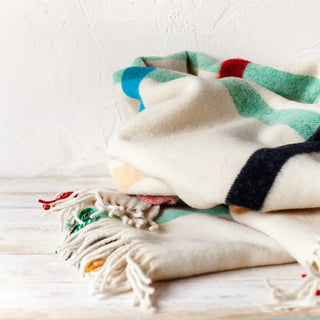 Manta maragata de cuadros crudo. La lana es 100% pura de oveja, y con los procesos de fabricación se consigue un tejido ligero y que conserva el calor. Real Fábrica.