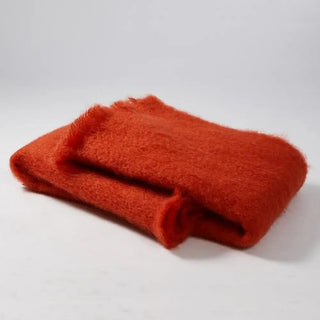 Manta de ezcaray doblada. Nuestras Mantas mohair confeccionada en telares de La Rioja con lana de cabra de angora de la más alta calidad. Real Fábrica.