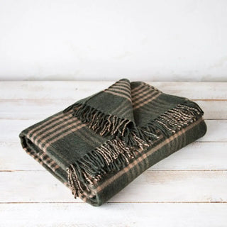 Manta de rayas con una textura suave,flecos anudados a mano, uno a uno. Real Fábrica.