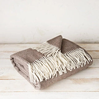 Manta de lana merino en color marrón. Está confeccionada  a mano en Grazalema, Cádiz. Real Fábrica.