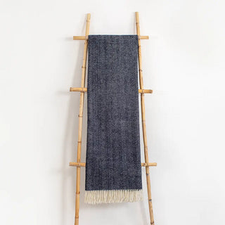 Manta de lana merino con acabado en flecos. Cada fleco está anudado a mano, uno a uno. Real Fábrica. 