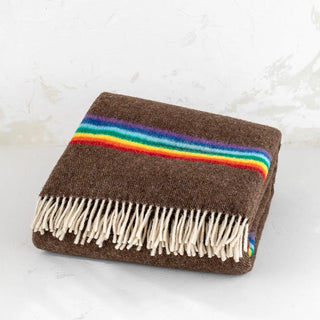 Manta maragata arcoiris marrón. En la imagen se muestra doblada. Está elaborada con lana 100% pura de oveja y de gran calidad. Real Fábrica.