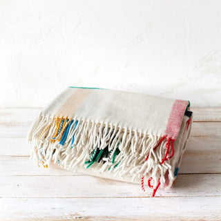 Manta maragata de cuadros crudo. En la imagen se muestra doblada. Está elaborada con lana 100% pura de oveja y de gran calidad. Real Fábrica.