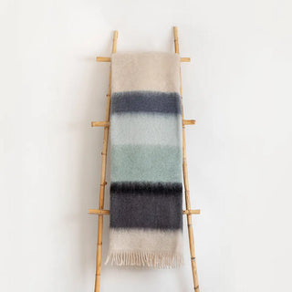 Esta manta de mohair de Ezcaray ha sido diseñada para ofrecer una combinación perfecta de suavidad, calidez y durabilidad, ideal para decorar y abrigar cualquier espacio. Real Fábrica.