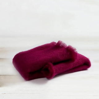 Manta de mohair de color buganvilla. Está hecho a mano por los artesanos riojanos de Ezcaray. Real Fábrica. Real Fábrica.
