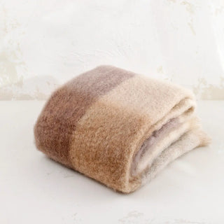 Manta riojana de lana de cuadros en tonos tierra con flecos de ezcaray. Real Fábrica