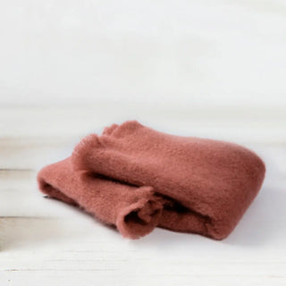 Manta de mohair de color maquillaje teja. Está hecho a mano por los artesanos riojanos de Ezcaray. Real Fábrica. Real Fábrica