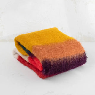 Manta de ezcaray doblada. Nuestras Mantas mohair rayas confeccionada en telares de La Rioja con lana de cabra de angora de la más alta calidad. Real Fábrica.