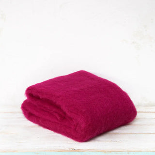 Manta de mohair de color rosa fucsia. Está hecho a mano por los artesanos riojanos de Ezcaray. Real Fábrica. Real Fábrica