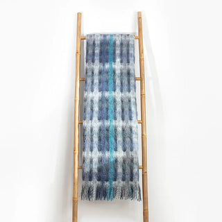 Manta mohair trama azules colgada de escalera. Real Fábrica.