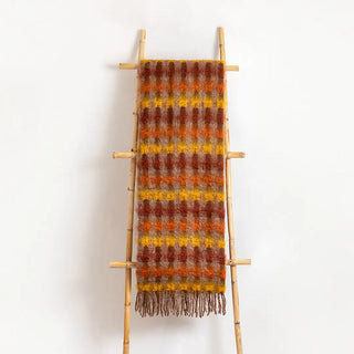 Esta manta riojana de mezcla de mohair y lana ha sido confeccionada artesanalmente, con un diseño de círculos. Equilibrio perfecto entre suavidad y resistencia térmica. Real Fábrica.