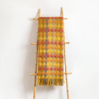 Esta manta riojana de mezcla de mohair y lana ha sido confeccionada artesanalmente, con un diseño de círculos. Equilibrio perfecto entre suavidad y resistencia térmica. Real Fábrica.