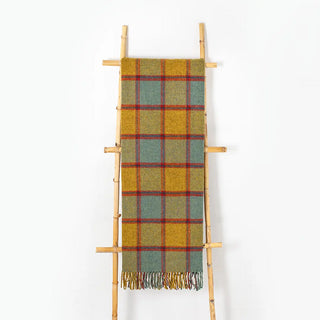 Esta manta riojana de mezcla de mohair y lana ha sido confeccionada artesanalmente, con un diseño de círculos. Equilibrio perfecto entre suavidad y resistencia térmica. Real Fábrica.