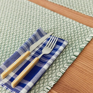 Mantel individual de eturel con estilo fresco y artesanal, acompañado de cuchillo y tenedor para una mesa moderna y natural. Real Fábrica.