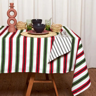 Mantel de rayas rojas, verdes y negras con vajilla de cerámica verde y negro, ideal para una mesa fresca y natural. Real Fábrica.