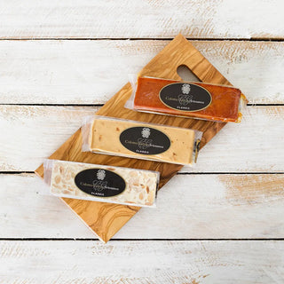 Foto de una tabla de madera presentando los 3 diferentes turrones. Real Fábrica.