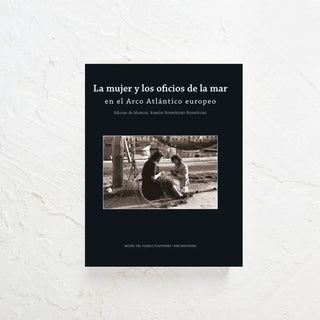 Libro sobre los oficios de la mar de las mujeres en cuya portada aparece una foto antigua de dos rederas. Real Fábrica