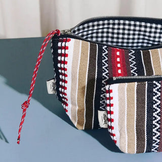 Estuche y neceser elaborados con telas manchegas por Eturel con interior de cuadros vichy. Real Fábrica.