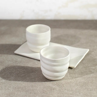 Pack de café de cerámica Gallega de dos tazas y bandeja rectangular en color blanco. Real Fábrica