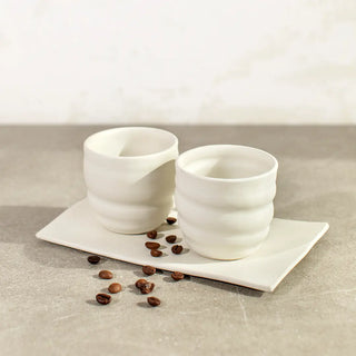 Pack de cerámica de dos tazas y bandeja adornado con granos de café. Real Fábrica