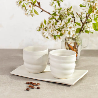 Pack de cerámica de café con dos tazas y una bandeja en color blanco adornado con flores y granos de café. Real Fábrica