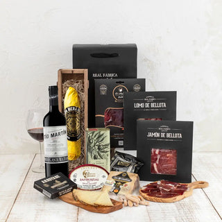 Pack gourmet con los mejores aperitivos, el mejor vino y los mejores embutidos para una tapita en buena compañía. Bodegón con los 11 productos que incluye este pack. Encuéntralo en Real Fábrica. 