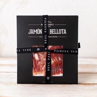 Sobre de jamón Ibérico de la mejor calidad con lazo serigrafiado con logo de la marca. Real Fábrica