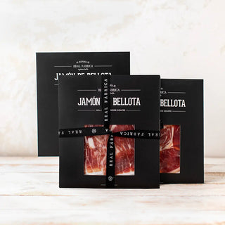 Tres sobres de jamón ibérico, uno de ellos con el lazo negro serigrafiado con logo RF. Real Fábrica