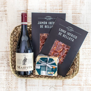 Bandeja de mimbre con todos los productos del pack presentados. Real Fábrica