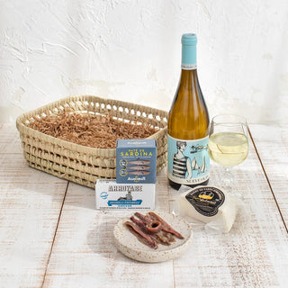 Pack gourmet divertido y sofisticado, perfecto para regalar o para regalarse: Anchoas Arroyabe. Paté de Sardinas, Albariño Nueve Olas, Queso Manchego Semicurado DOP, Bandeja Grande. Todos van preparados para que lleguen a su destino en perfectas condiciones y bien bonitos empaquetados. Real Fábrica