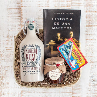 Bandeja de mimbre con todos los productos del Pack Profesores presentados. Real Fábrica