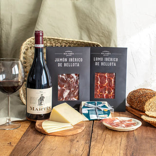 Una selección de nuestros mejores embutidos presentados en una bandeja de mimbre trenzada a mano. Real Fábrica