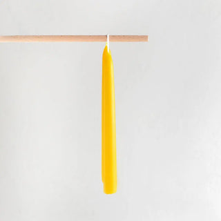 Vela de cera de abeja hechas a mano formato estela colgada en un palito de madera. Real Fábrica