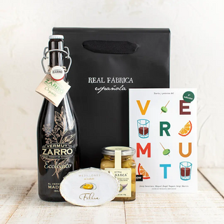 Pack gourmet para regalas a un amante del vermut y del aperitivo. Incluye libro sobre el vermut, botella de vermut, mejillones y aceitunas. Real Fábrica.