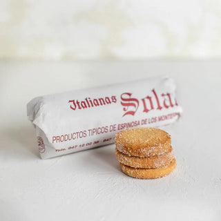 Foto de un paquete de galletas Solana, y tres galletas delante. Real Fábrica.