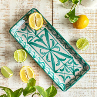 Bandeja rabanera cuadrada de cerámica de Granada en verde, elaborada artesanalmente en Granada con detalles pintados a mano. Su forma rectangular ofrece versatilidad para la decoración y el servicio de alimentos. Real Fábrica.