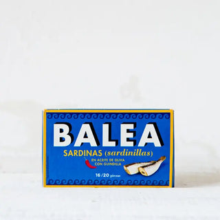 Sardinillas picantes en aceite de oliva en lata balea empaquetada en caja azul. Real Fábrica