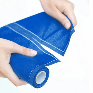 Rollo de Servilletas en color azulina en el que se muestra cómo están precortadas. Real Fábrica