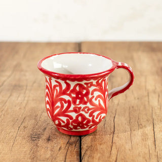 Taza de café con leche con asa de cerámica granadina de color rojo repintado con pájaro. Real Fábrica